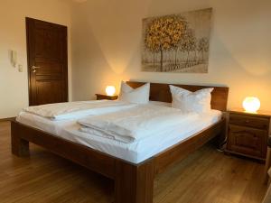 Postel nebo postele na pokoji v ubytování Hotel Weingärtner