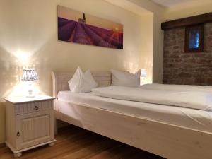 Postel nebo postele na pokoji v ubytování Hotel Weingärtner