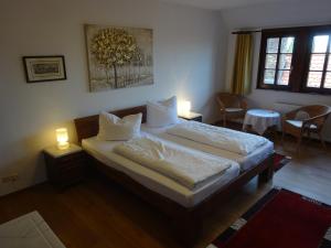 Postel nebo postele na pokoji v ubytování Hotel Weingärtner