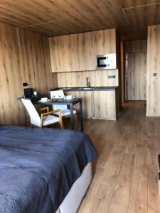 1 dormitorio con cama, mesa y cocina en Studio Ostrava - Maroldova en Ostrava