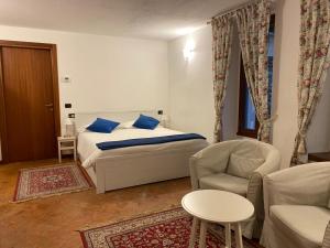 sypialnia z łóżkiem, kanapą i krzesłem w obiekcie Imbarcadero Apartment w mieście Bellagio