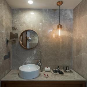 新孟買的住宿－新孟買公園酒店，一间带水槽和镜子的浴室