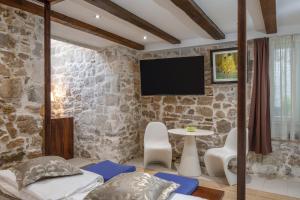 sala de estar con pared de piedra en Awesome Stone House, en Split