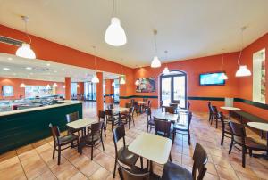 Un restaurante o sitio para comer en PortAventura Hotel PortAventura - Includes unlimited access to PortAventura Park & 1 access to Ferrari Land