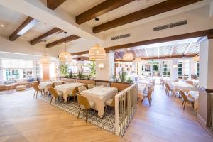 Un restaurante o sitio para comer en PortAventura Hotel PortAventura - Includes unlimited access to PortAventura Park & 1 access to Ferrari Land