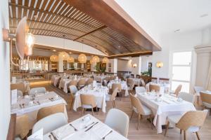 Un restaurante o sitio para comer en PortAventura Hotel PortAventura - Includes unlimited access to PortAventura Park & 1 access to Ferrari Land