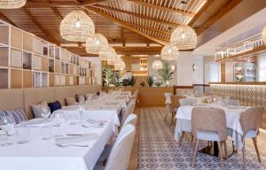 Un restaurante o sitio para comer en PortAventura Hotel PortAventura - Includes unlimited access to PortAventura Park & 1 access to Ferrari Land