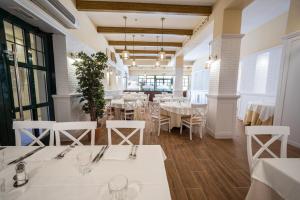Un restaurante o sitio para comer en PortAventura Hotel PortAventura - Includes unlimited access to PortAventura Park & 1 access to Ferrari Land
