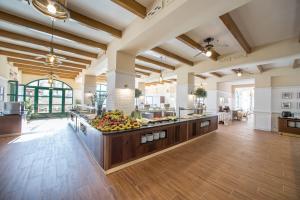 Un restaurante o sitio para comer en PortAventura Hotel PortAventura - Includes unlimited access to PortAventura Park & 1 access to Ferrari Land