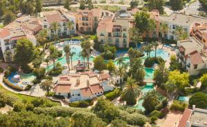 einen Luftblick auf ein Resort mit einem Pool in der Unterkunft PortAventura Hotel PortAventura - Includes PortAventura Park Tickets in Salou