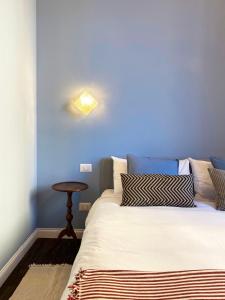 ミラノにあるCeruleo apartmentの青い壁のベッドルーム1室 +5枚の写真