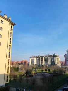 ミラノにあるCeruleo apartmentの高層ビルが立ち並ぶ街の景色