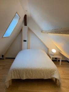 Postel nebo postele na pokoji v ubytování Froissart Loft et Studio