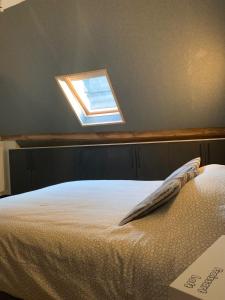 Postel nebo postele na pokoji v ubytování Froissart Loft et Studio
