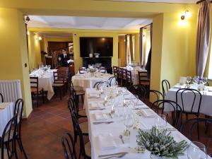 Reštaurácia alebo iné gastronomické zariadenie v ubytovaní Cascina Pugnane