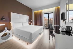 Кровать или кровати в номере Elba Madrid Alcalá