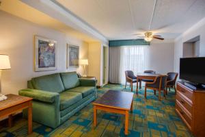 Телевизор и/или развлекательный центр в La Quinta Inn by Wyndham Norfolk Virginia Beach