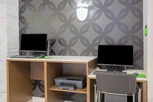 TV a/nebo společenská místnost v ubytování La Quinta by Wyndham Visalia/Sequoia Gateway