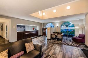 Khu vực ghế ngồi tại La Quinta by Wyndham Fort Lauderdale Tamarac