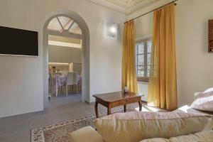 una sala de estar con un sofá y una mesa en Villa Bonelli, en Siena