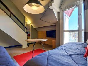 מיטה או מיטות בחדר ב-ibis Deauville Centre