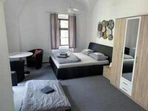 Ένα ή περισσότερα κρεβάτια σε δωμάτιο στο Penzion Měšťan