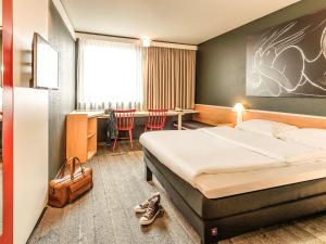 Postel nebo postele na pokoji v ubytování Ibis Wien Mariahilf