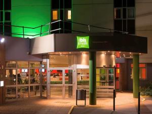 un bâtiment avec un grand panneau de vélos devant lui dans l'établissement ibis Styles Paris Roissy-CDG, à Roissy-en-France