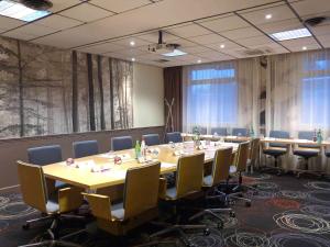 a conference room with a long table and chairs at ibis Styles Paris Roissy-CDG in Roissy-en-France