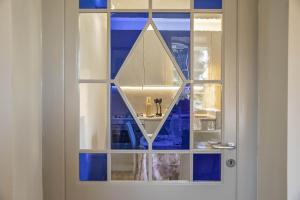una porta con finestra di vetro blu di Villa Bonelli a Siena