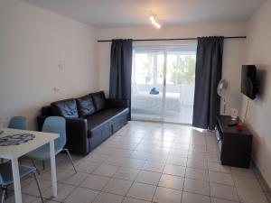 Posezení v ubytování Apartamento en Playa Roca primer linea de mar (05)