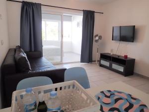 TV a/nebo společenská místnost v ubytování Apartamento en Playa Roca primer linea de mar (05)