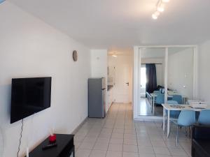 TV a/nebo společenská místnost v ubytování Apartamento en Playa Roca primer linea de mar (05)