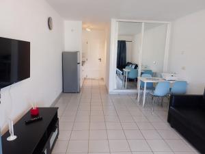 TV a/nebo společenská místnost v ubytování Apartamento en Playa Roca primer linea de mar (05)