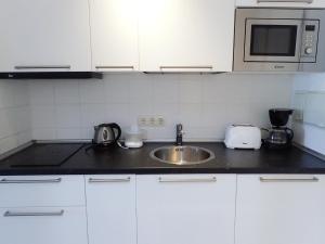 Kuchyň nebo kuchyňský kout v ubytování Apartamento en Playa Roca primer linea de mar (05)