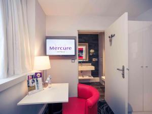 TV a/nebo společenská místnost v ubytování Mercure Saint Lô Centre