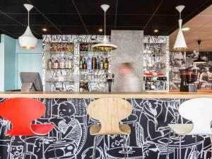 Lounge o bar area sa ibis Thonon Centre