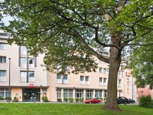 un árbol frente a un edificio en ibis Aachen Marschiertor - Aix-la-Chapelle, en Aachen