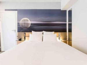 
A bed or beds in a room at Novotel Resort & Spa Biarritz Anglet
