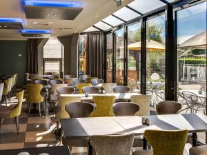 A restaurant or other place to eat at Novotel Orléans Saint Jean de Braye