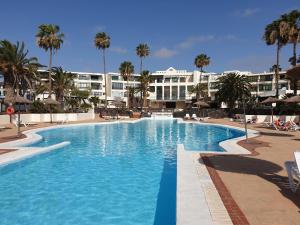 Bazén v ubytování Apartamento en Playa Roca primer linea de mar (05) nebo v jeho okolí