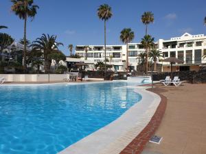 Bazén v ubytování Apartamento en Playa Roca primer linea de mar (05) nebo v jeho okolí