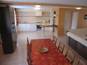 cocina y comedor con mesa y sillas en Spacious Apartment in Ondenval with Terrace, en Waimes