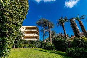 Galeriebild der Unterkunft LE CHATEAU DE LA PINEDE AP4198 by Riviera Holiday Homes in Juan-les-Pins