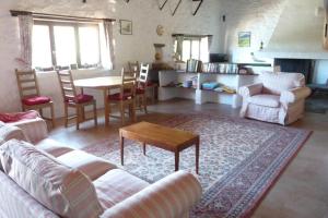 Ruang duduk di La Bergerie, with private pool and garden