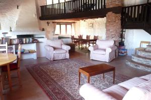 Ruang duduk di La Bergerie, with private pool and garden
