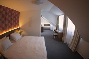 Voodi või voodid majutusasutuse Hotel Prichovice toas