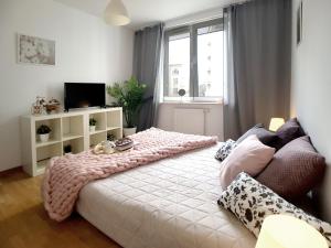 Ένα ή περισσότερα κρεβάτια σε δωμάτιο στο Apartament Niecała Queens Superior