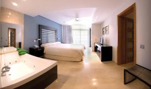 Voodi või voodid majutusasutuse Anfi del Mar Tauro Golf 1 Emerald Club toas