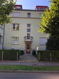 un immeuble d'appartements avec une porte et un balcon dans l'établissement HSH Monbijou - Serviced Junior Suite with balcony Bern City by HSH Hotel Serviced Home, à Berne